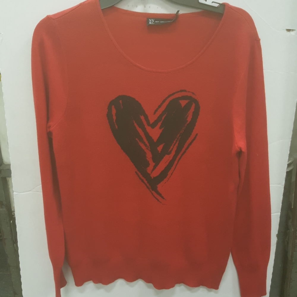 NWT  NYNC RED WITH BLACK HEART VALENTINE SWEATER